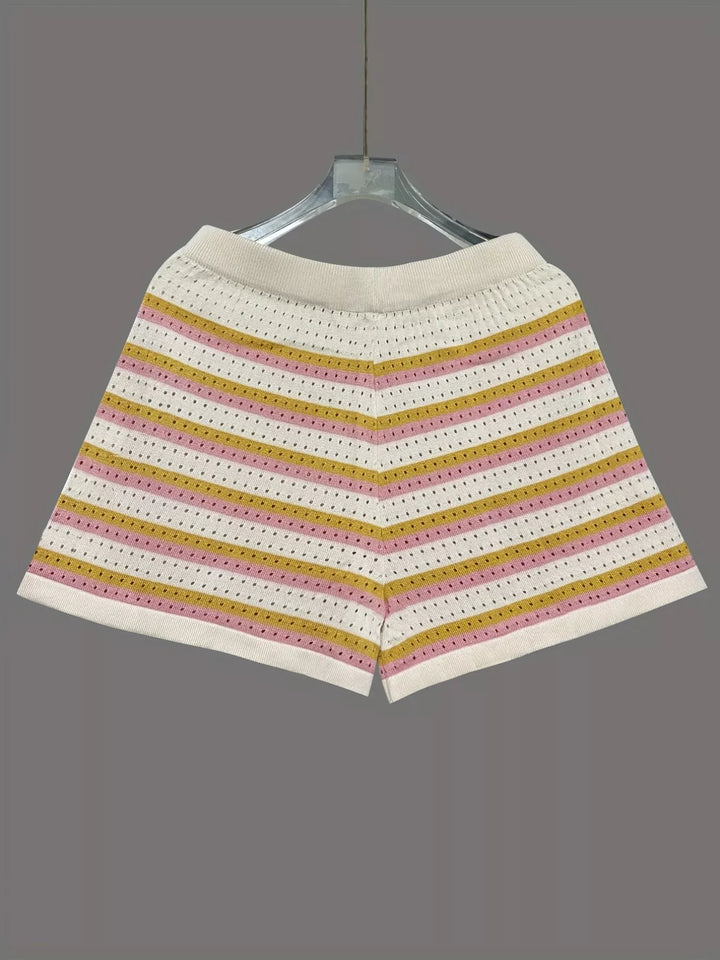 Durchbrochenes Oberteil mit Knöpfen und Shorts im Set