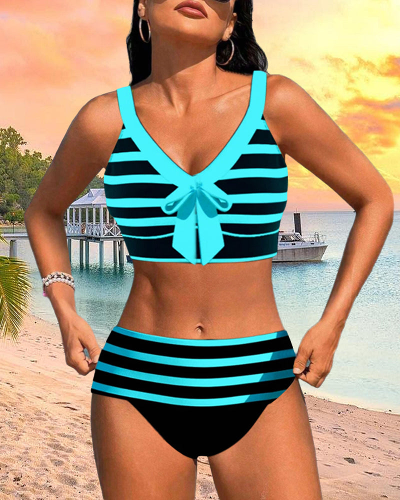 Hochtaillierter gestreifter Bikini